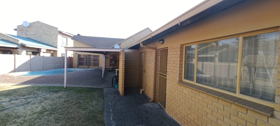 4 Bedroom Property for Sale in Langenhovenpark Free State